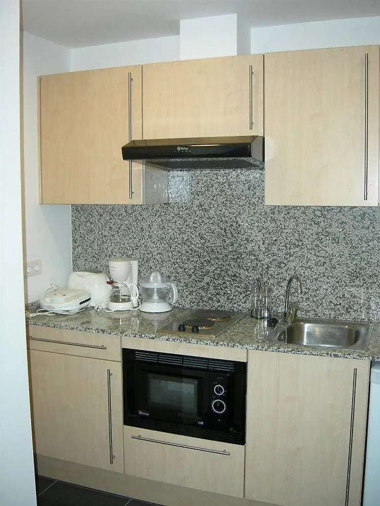 Apartaments Travessera Parc Gueell Barselona 0*,  İspanya